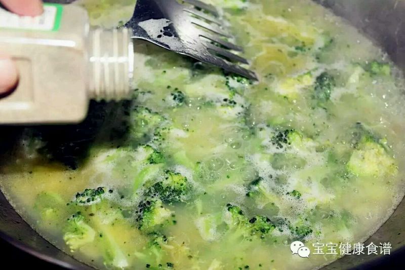 香气四溢！给孩子补充营养，怎能少了这碗西兰花土豆浓汤？的做法图解10