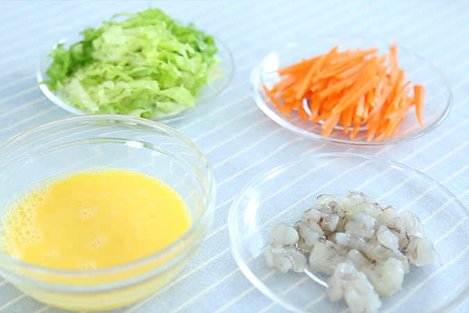 鲜虾蔬菜蛋卷 宝宝辅食微课堂的做法图解3