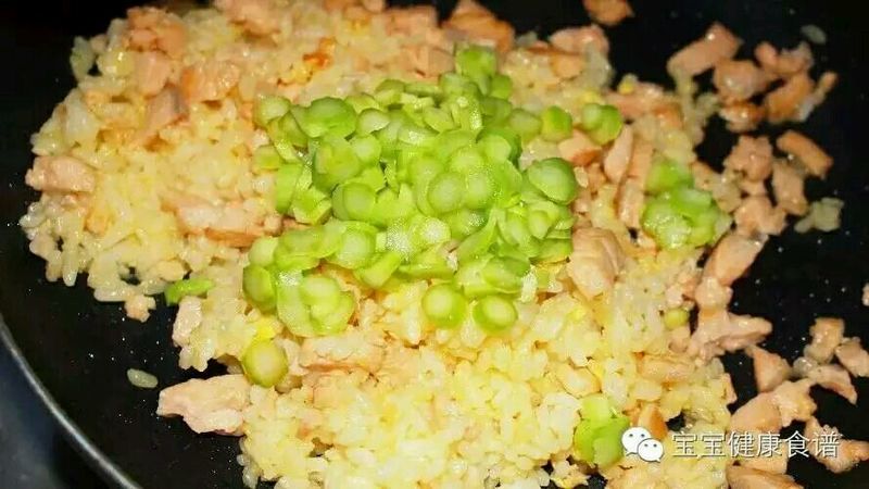 吃出高智商宝宝，首选就是它了！三文鱼芦笋炒饭的做法图解9