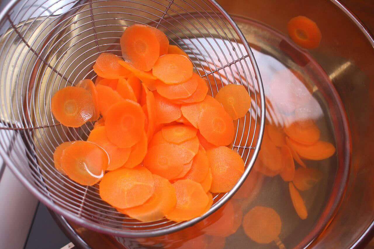 烤胡萝卜片 宝宝健康食谱的做法图解4