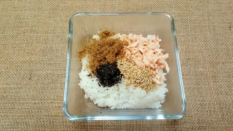 三文鱼肉松烤饭团的做法图解3