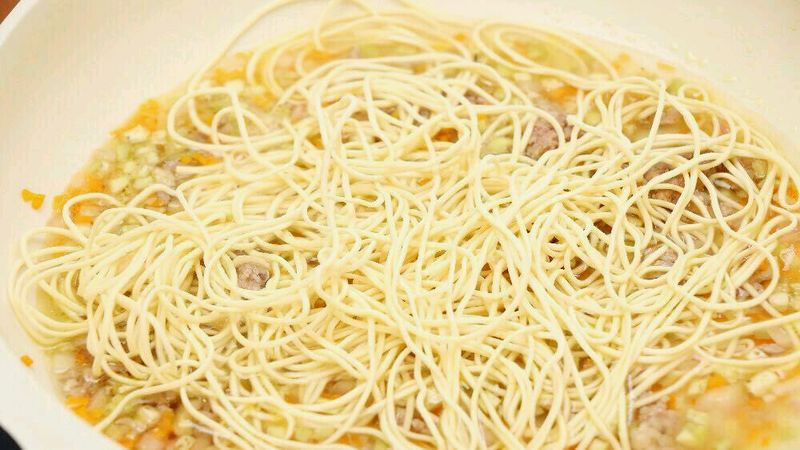 简单快手，有菜有肉有主食，宝宝吃饭不用愁了！蔬菜焖面的做法图解10