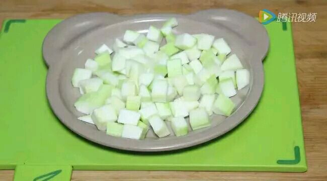 来一款家常经典款吧，简单快捷有营养！西葫芦冻豆腐烧肉的做法图解4