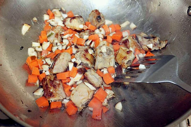 孩子瞬间就吃光光的美味，只用一个电饭锅就能搞定！排骨焖饭的做法图解3