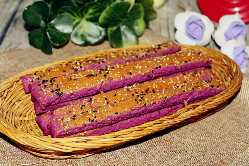 香甜酥脆停不下来，秒杀所有的大朋友、小朋友！芝麻紫薯脆条的做法图解14