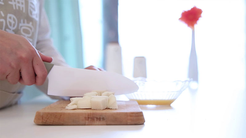 宝宝辅食微课堂 圆白菜炒馒头的做法图解5