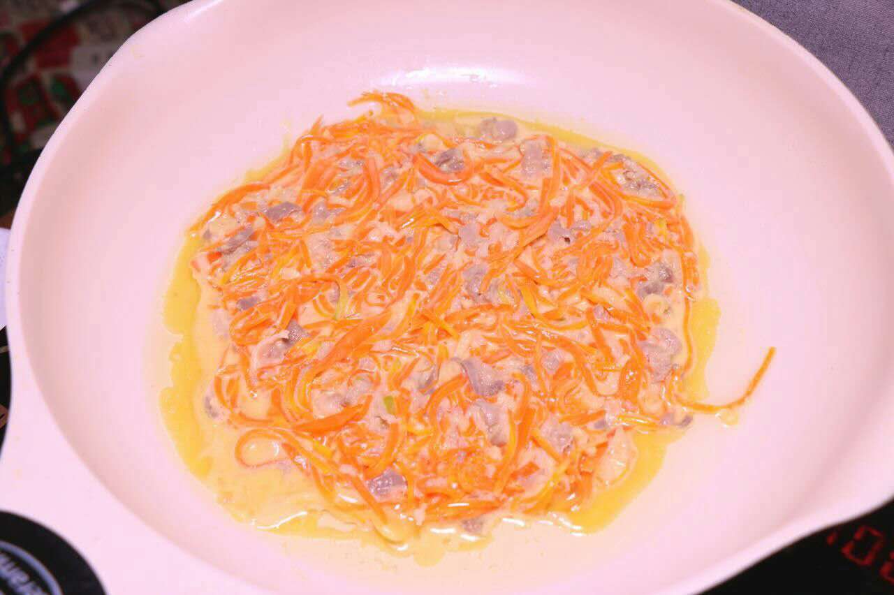 胡萝卜牛肉饼 宝宝健康食谱的做法图解6