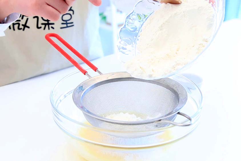 宝宝辅食微课堂  草莓铜锣烧的做法图解6