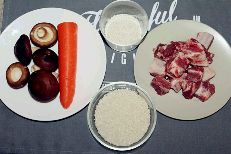 孩子瞬间就吃光光的美味，只用一个电饭锅就能搞定！排骨焖饭的做法图解1