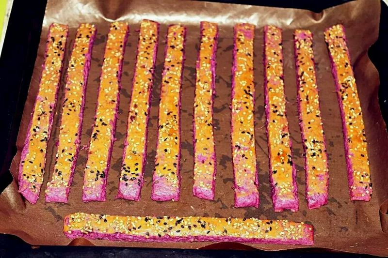 香甜酥脆停不下来，秒杀所有的大朋友、小朋友！芝麻紫薯脆条的做法图解13