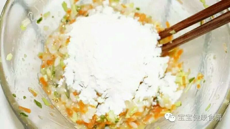 宝宝吃饭难上天？你只需这样花点小心思！鲜虾蔬菜米饼的做法图解5