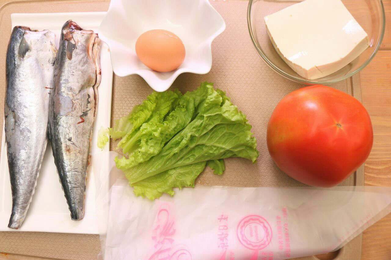 番茄鲅鱼面 宝宝健康食谱的做法图解1