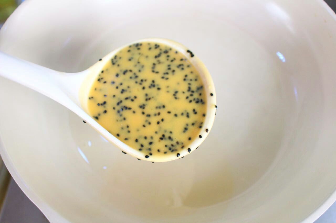 黄油黑芝麻蛋卷 宝宝健康食谱的做法图解9
