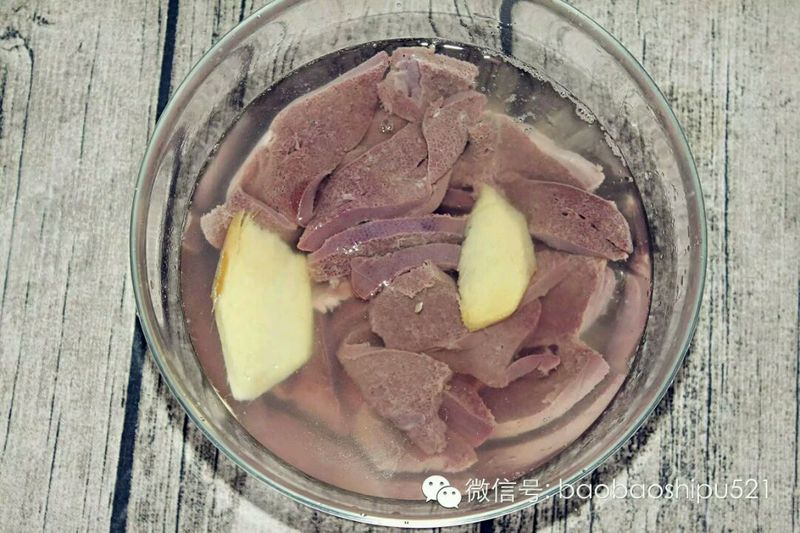 如何给宝宝正确吃猪肝，补铁食谱 | 猪肝蔬菜饼的做法图解2