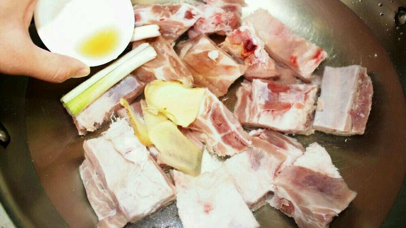 对孩子特别好的汤汤水水，能预防夏季病！山药排骨汤的做法图解2