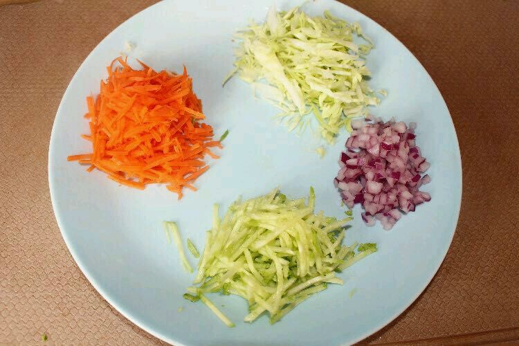 换个方式做米饭，孩子食欲真的大增了！蔬菜虾仁蛋炒饭的做法图解2