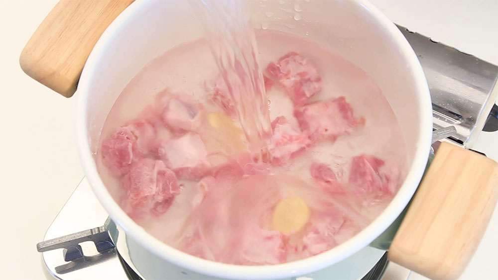 宝宝辅食微课堂  玉米排骨汤的做法图解3