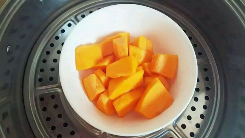 宝宝不爱吃主食？那是没遇见它！秒杀所有宝宝的南瓜豆沙包的做法图解1