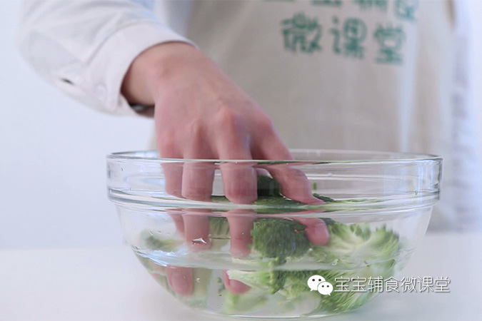 宝宝辅食微课堂  西兰花土豆泥的做法图解2