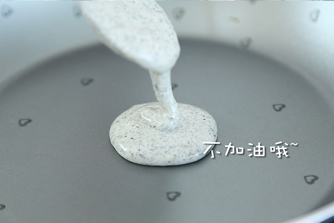 黑芝麻松饼 宝宝辅食微课堂的做法图解10