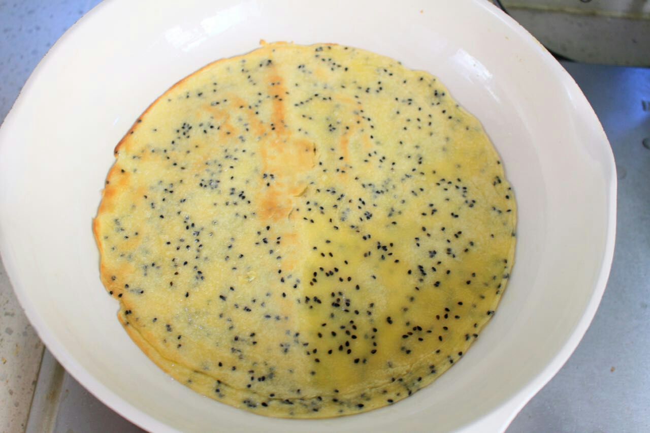 黄油黑芝麻蛋卷 宝宝健康食谱的做法图解11