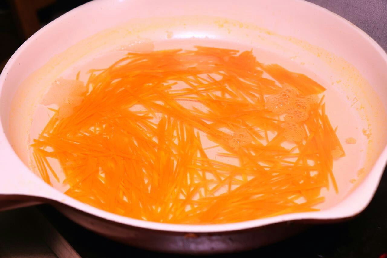 胡萝卜牛肉饼 宝宝健康食谱的做法图解2