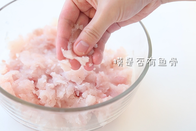 自制宝宝版鱼丸 宝宝辅食微课堂的做法图解5