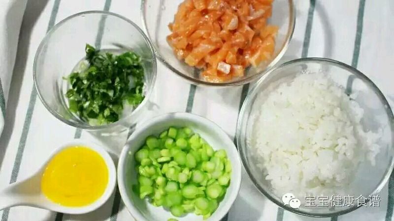 吃出高智商宝宝，首选就是它了！三文鱼芦笋炒饭的做法图解5