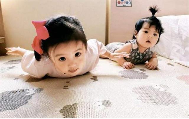 同一个妈,看看咘咘,再看看波妞,相差2岁俩人的差距也太大了吧