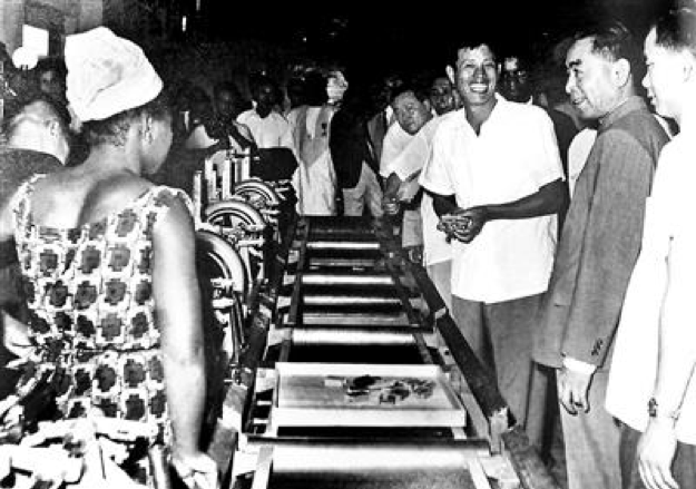 △1964年1月，周总理在访问几内亚时参观中国援建的卷烟厂和火柴厂