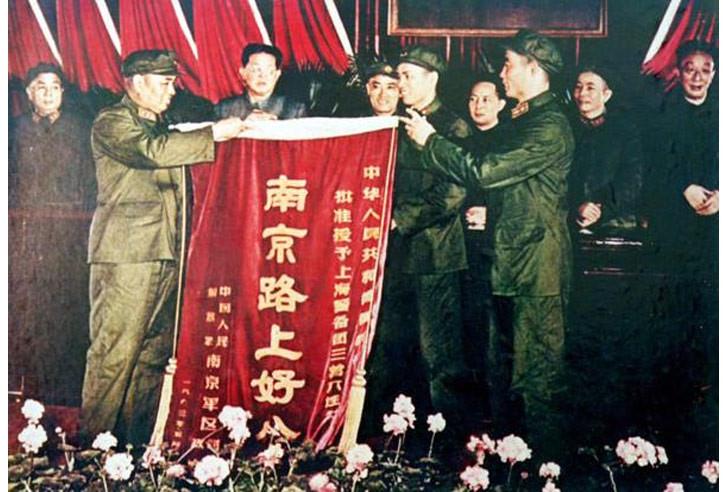 △1963年4月25日，许世友（前排左一）代表国防部和南京军区向&ldquo;好八连&rdquo;授旗，八连指导员王经文（前排右二）和连长王振华代表连队从许世友上将手中接锦旗。