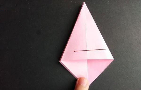 纸胸花的手工饰品折法图片，简易的折纸纸胸花DIY制作图解教程 _www.zhizuoxi.com