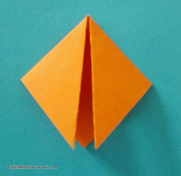 纸花的折法图解 使用彩纸简单制作纸花的步骤图解