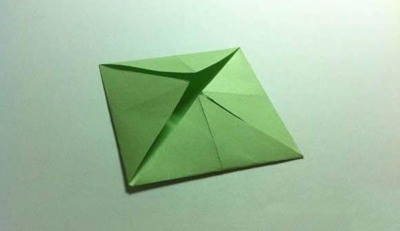 四叶草的折法 利用一张纸来折四叶草的折法图解图片教程 _www.zhizuoxi.com