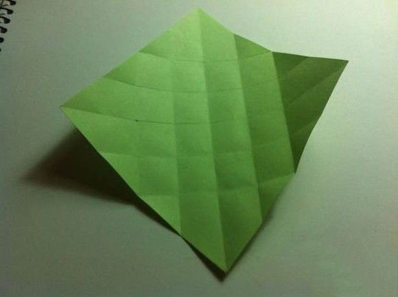 四叶草的折法 利用一张纸来折四叶草的折法图解图片教程 _www.zhizuoxi.com