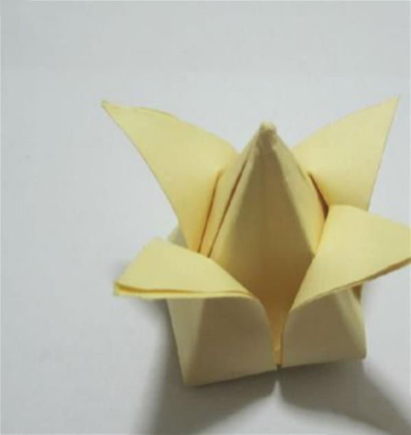 教你使用彩纸手工DIY郁金香花卉的纸艺折叠步骤图教程 _www.zhizuoxi.com