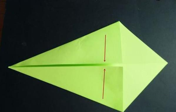 纸胸花的手工饰品折法图片，简易的折纸纸胸花DIY制作图解教程 _www.zhizuoxi.com